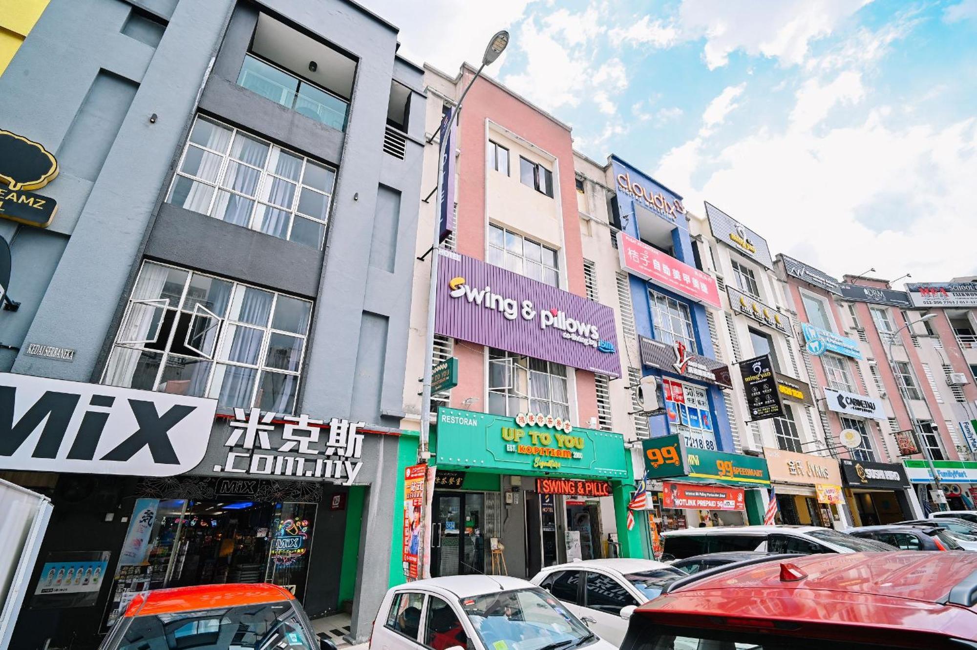 Swing & Pillows - Kl Sri Petaling, Kuala Lumpur